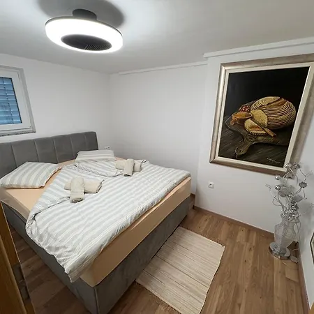 Teja Apartment *